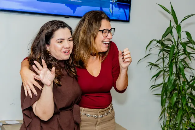 Stella e uma participante compartilham um momento de alegria.